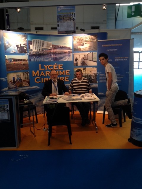  Le directeur du lycée et son équipe tenant un stand au salon Aquitec