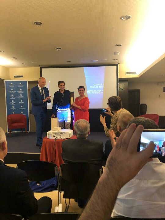 Remise du prix par le secrétaire général de l'AISM à la représentante de la Direction des Affaires Maritimes Françaises, en présence d'un reprsentant du SMIDDEST.