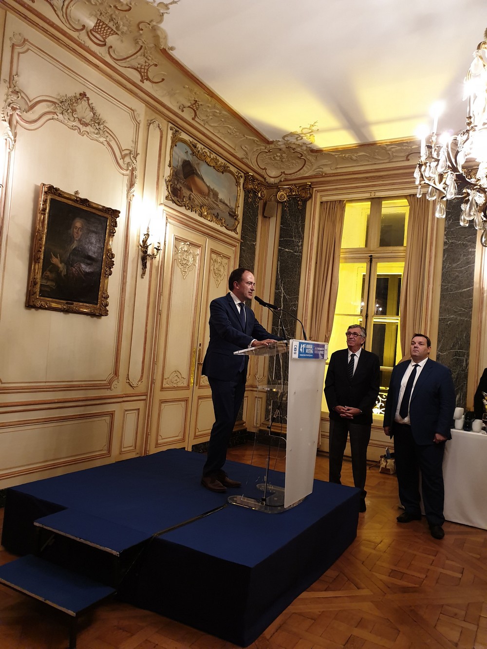 Discours d'Eric Banel, directeur interrégional de la mer Sud-Atlantique, représentant la Préfète de région, prononcant le discours d'ouverture aux côtés du sénateur de St-Pierre-et-Miquelon, Stéphane Artano, actuel président de l'OPANO. 