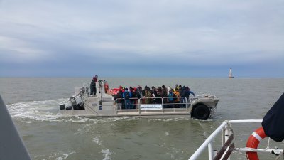 Embarquement des agents de la DIRM SA à bord d'une annexe du navire transport passagers LA BOHEME 1 jusqu'au pied du phare de Cordouan.