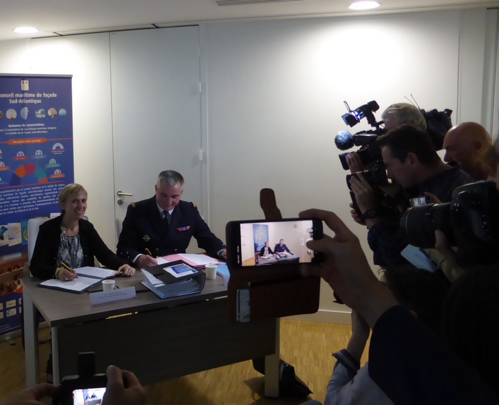 Signature de la stratégie de la façade maritime Sud-Atlantique par Mme Fabienne Buccio, préfète de la région Nouvelle-Aquitaine et M. Jean-Louis Lozier, préfet maritime de l'Atlantique.