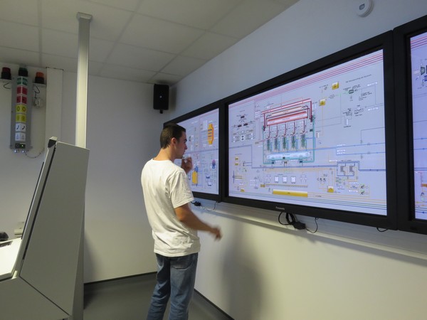 Cours sur un simulateur machine au lycée professionnel maritime de Ciboure.