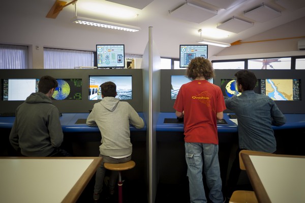 Cours sur un simulateur passerelle au lycée professionnel maritime de La Rochelle.