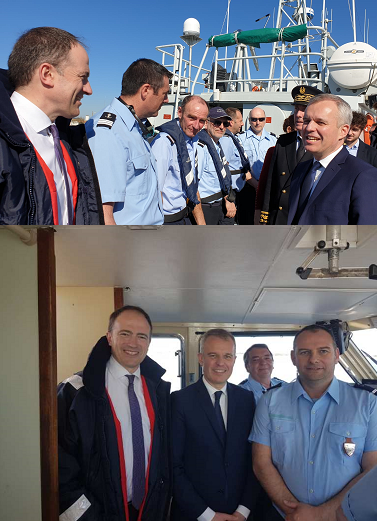 Monsieur le ministre sur la vedette La Gabian en compagnie du directeur.